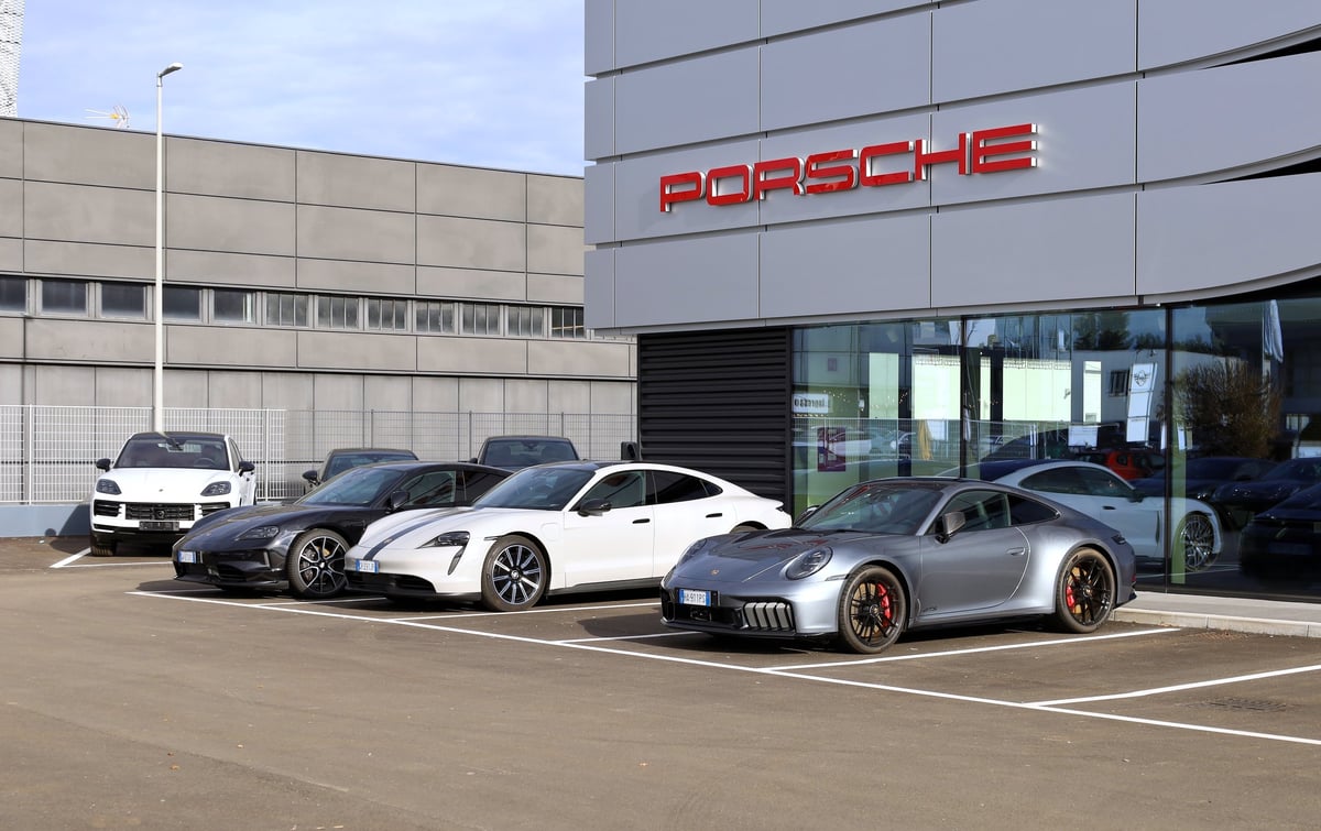 Porsche 911 GTS e Taycan num concessionário premium